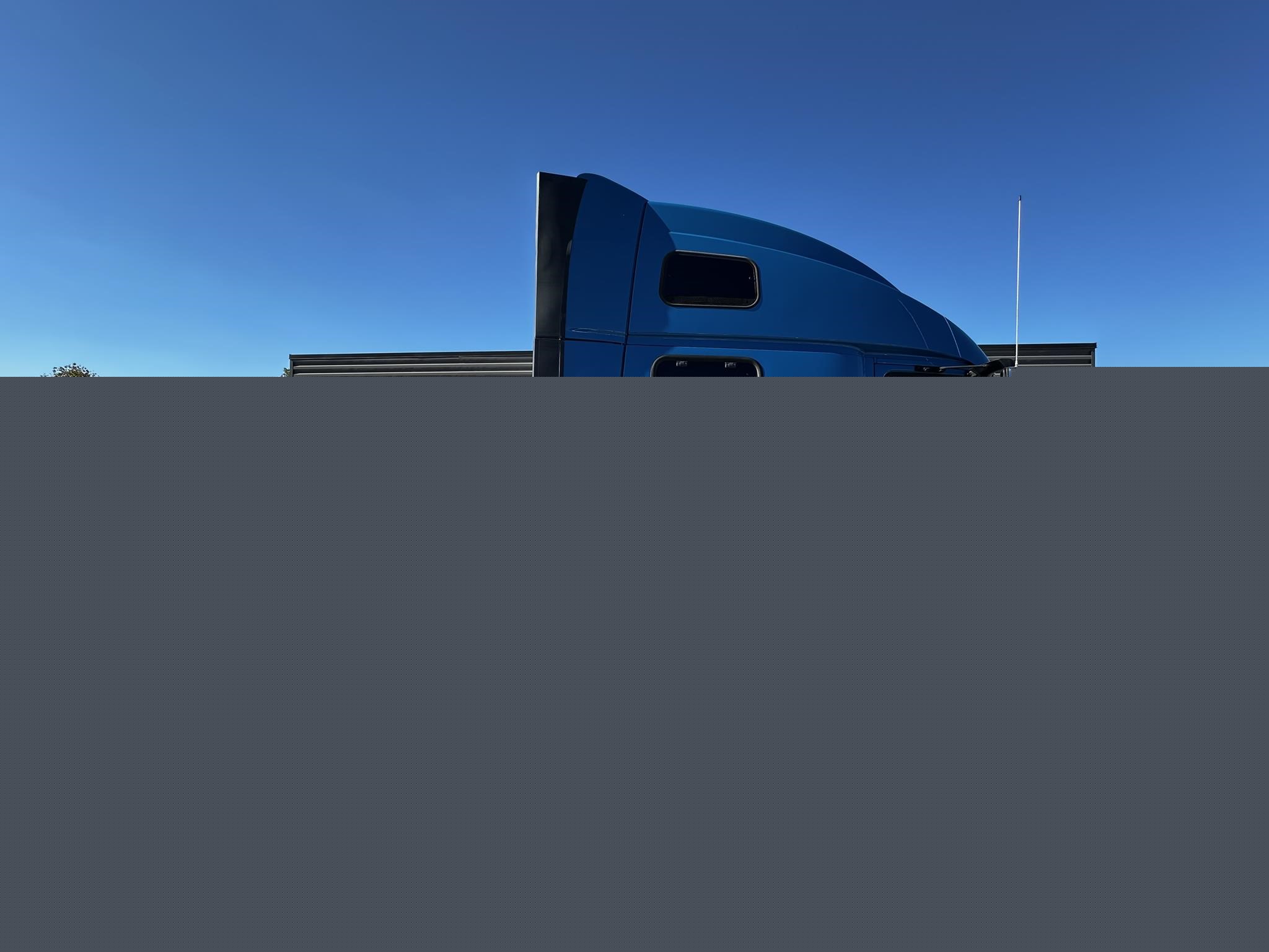 2022 VOLVO VNL64T860 - image 2 of 6