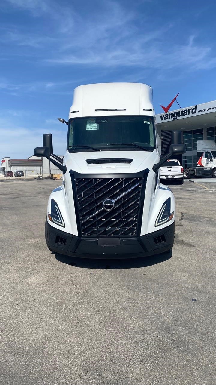 2025 VOLVO VNL64T660 - image 1 of 6