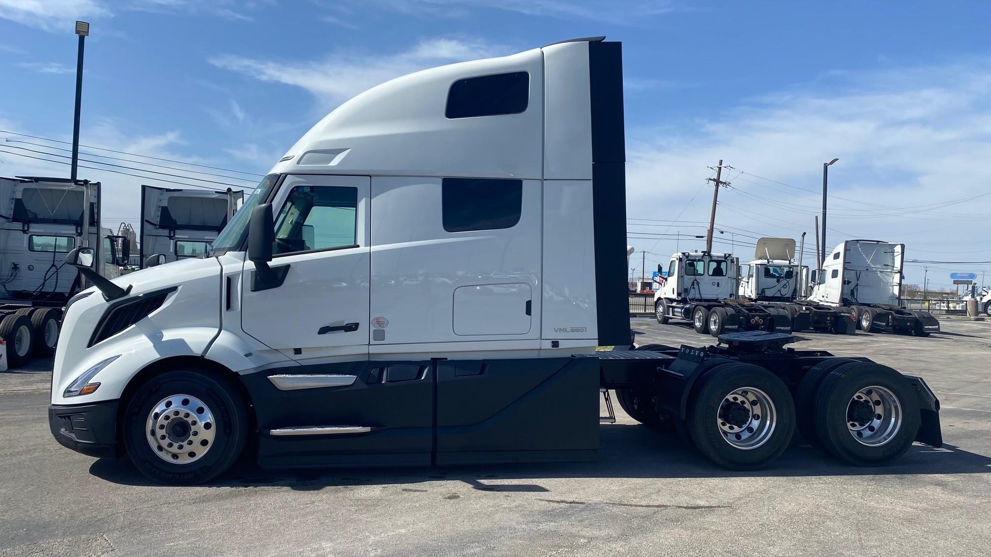 2025 VOLVO VNL64T660 - image 3 of 6