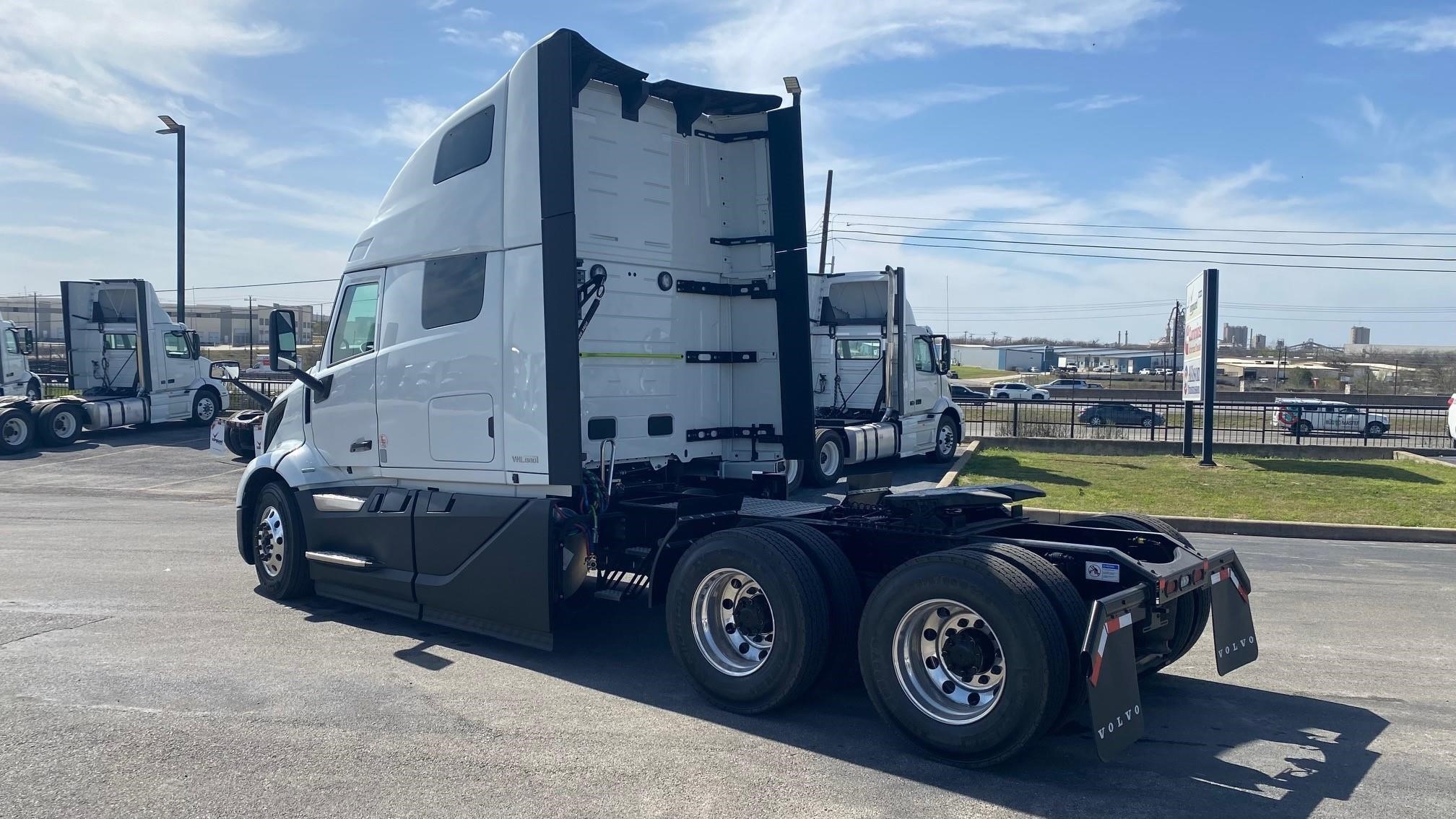 2025 VOLVO VNL64T660 - image 4 of 6