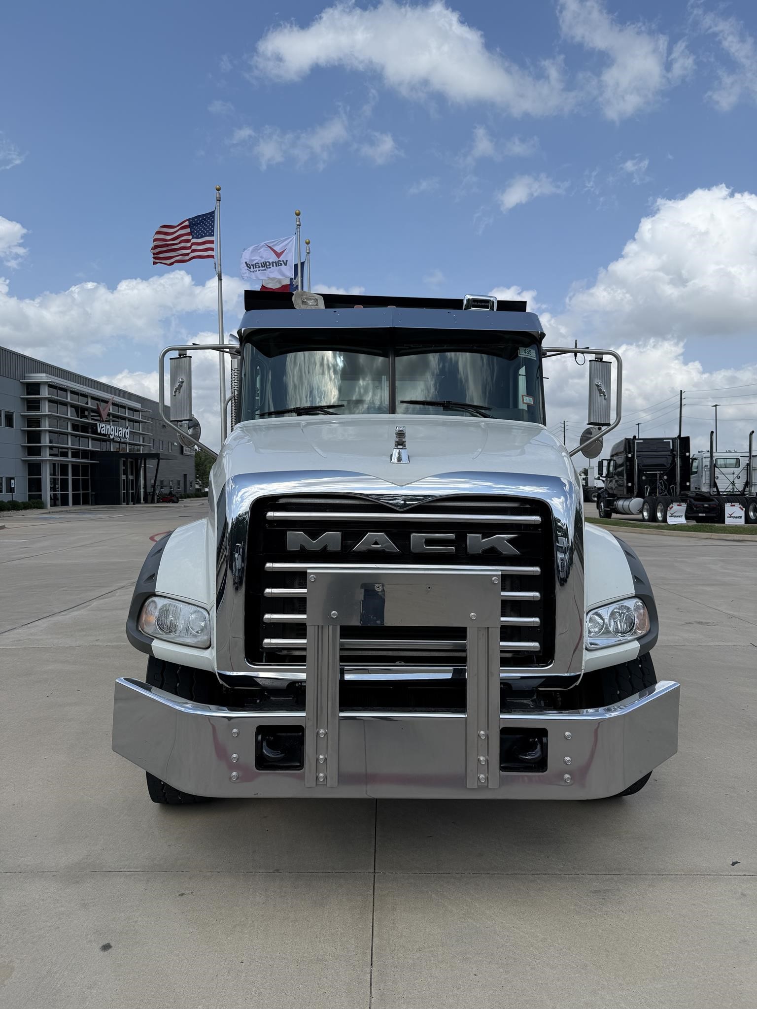 2019 MACK GRANITE GU813 - image 2 of 6
