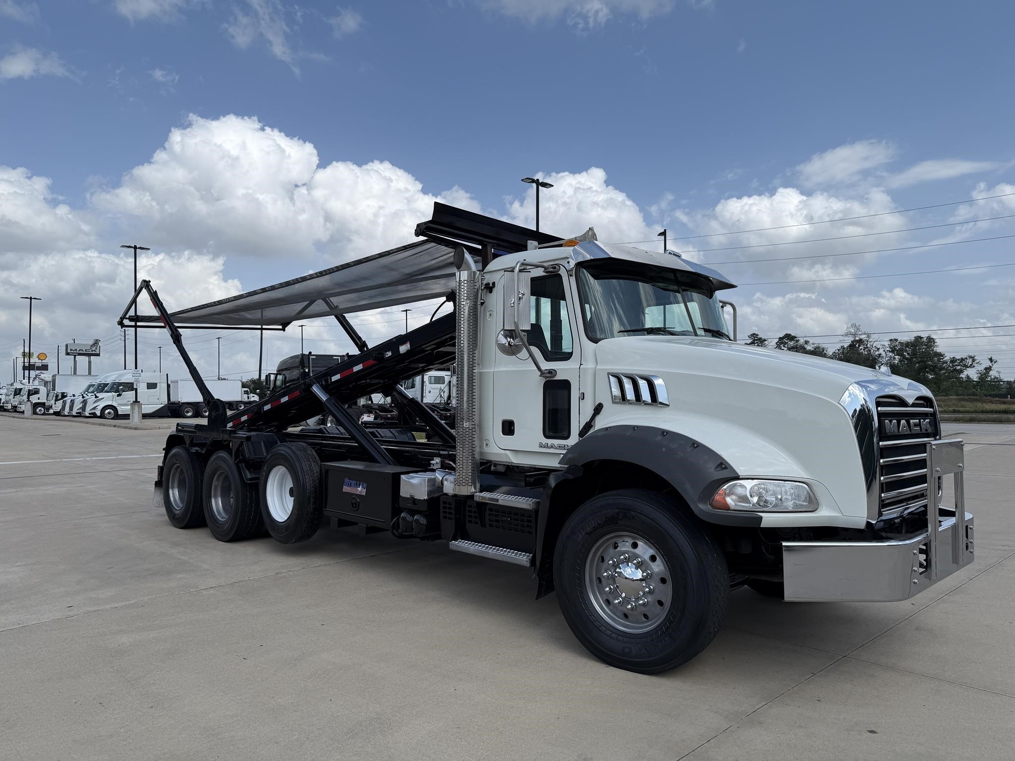 2019 MACK GRANITE GU813 - image 3 of 6