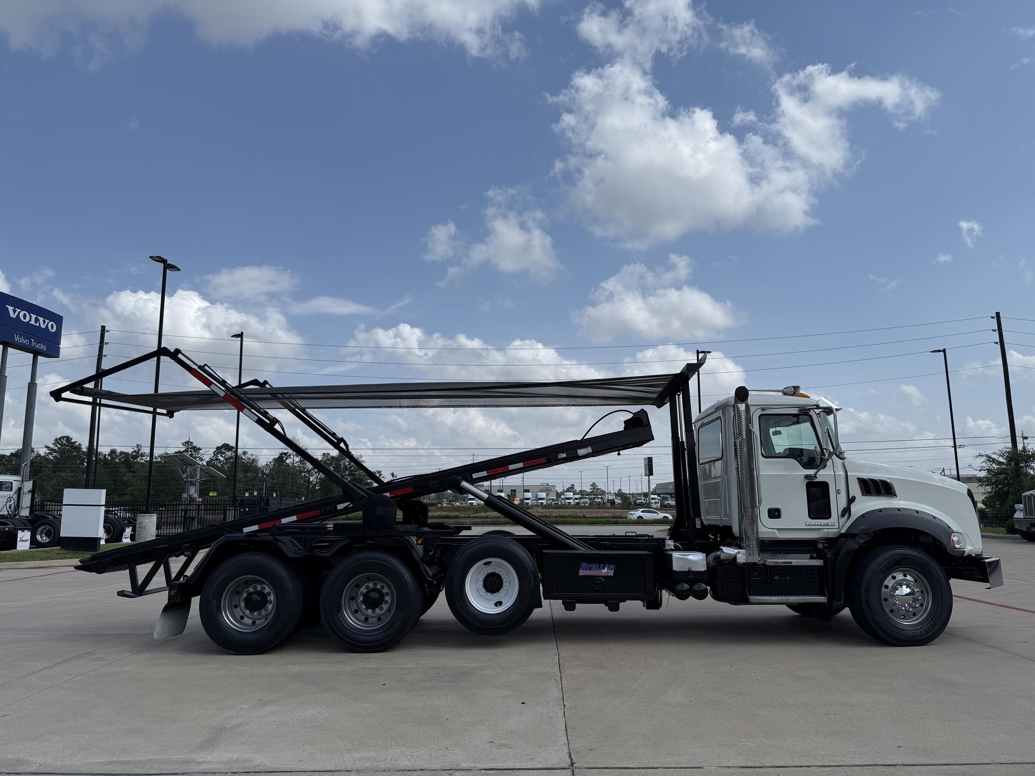 2019 MACK GRANITE GU813 - image 4 of 6