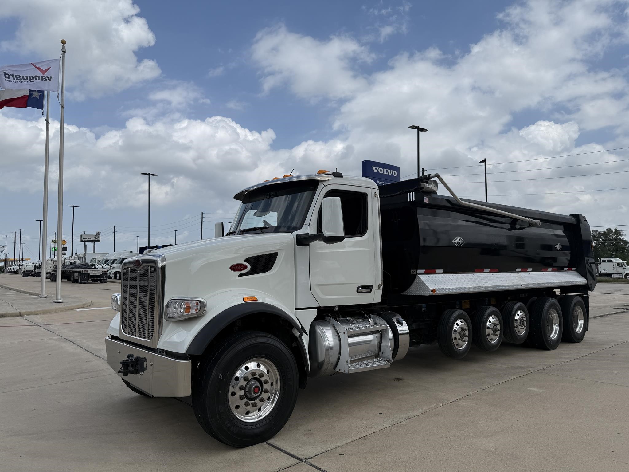 2023 PETERBILT 567 - image 1 of 6