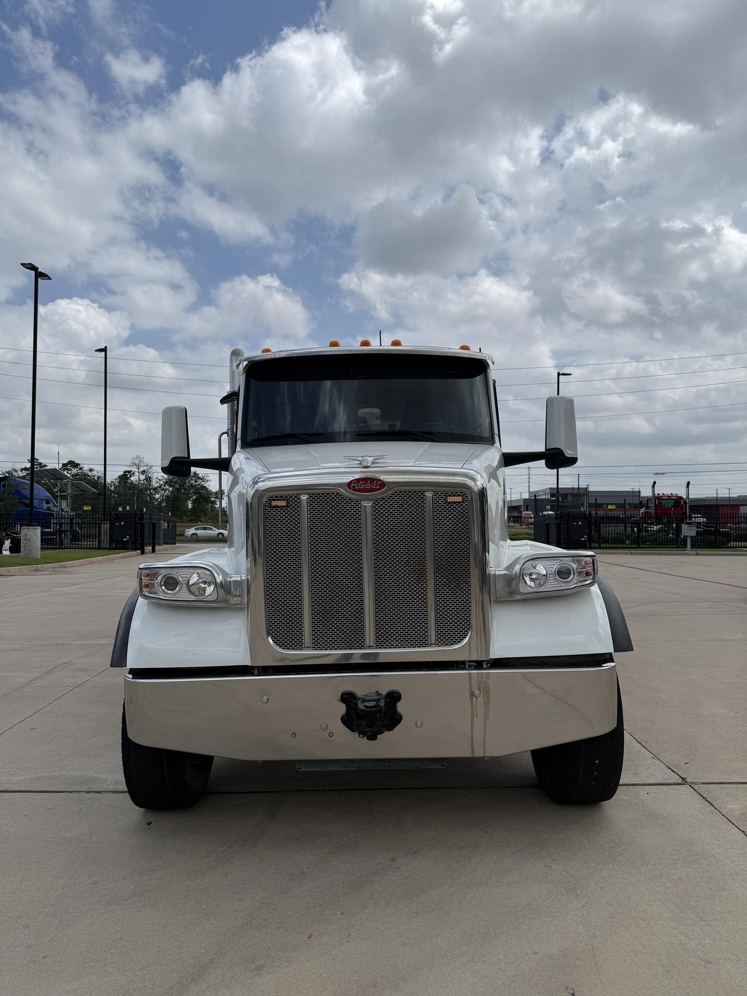 2023 PETERBILT 567 - image 2 of 6