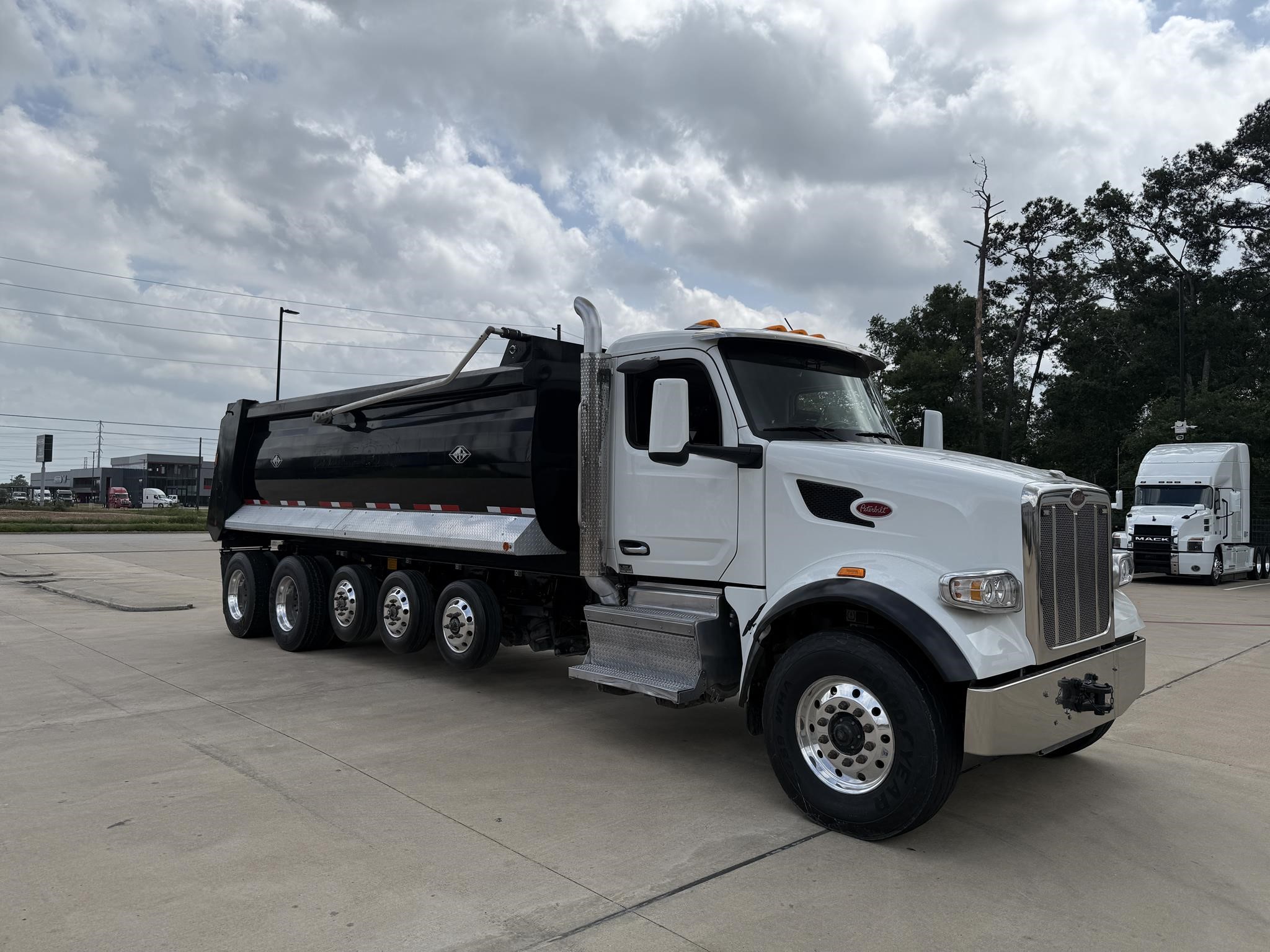 2023 PETERBILT 567 - image 3 of 6