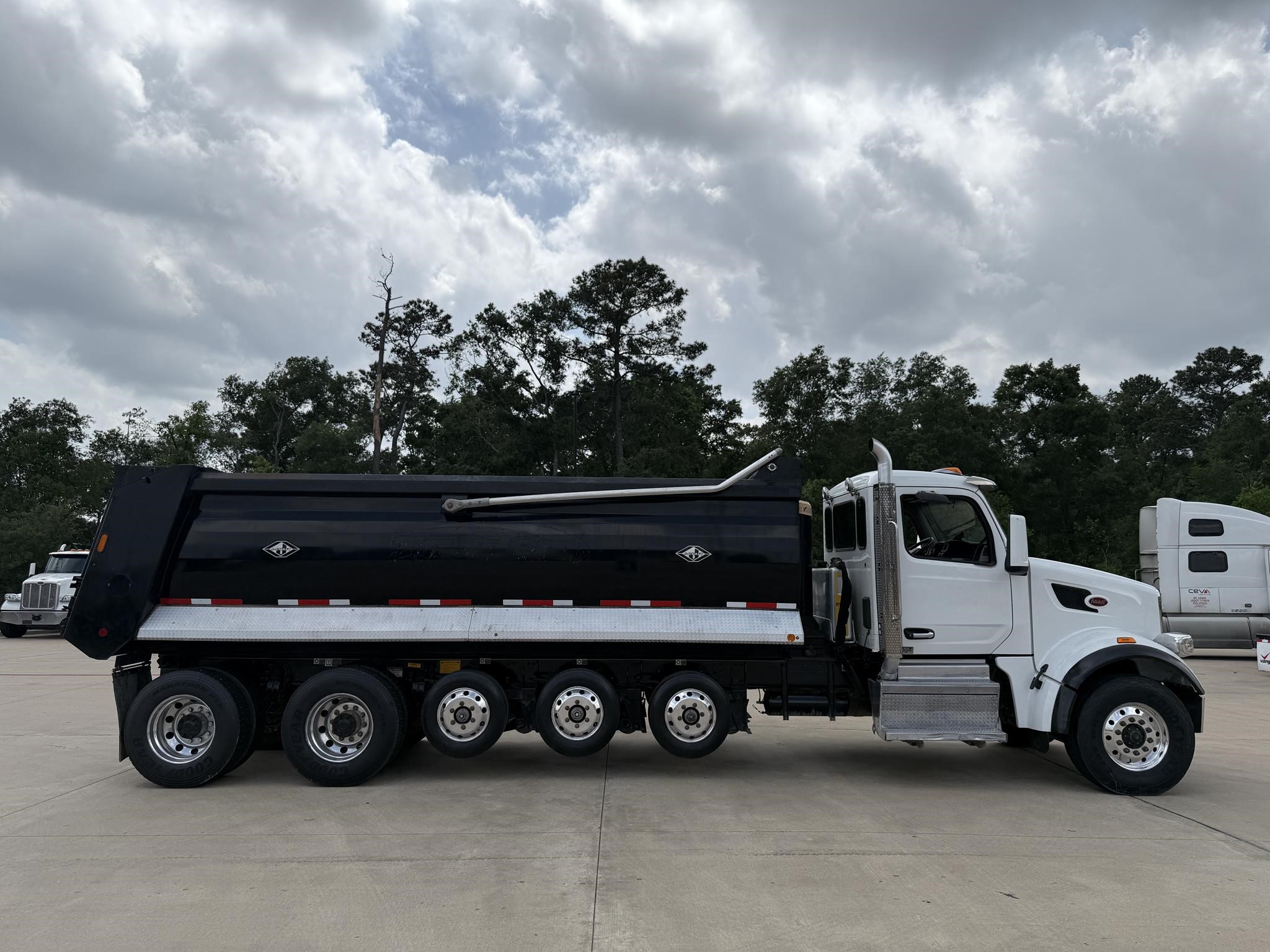 2023 PETERBILT 567 - image 4 of 6