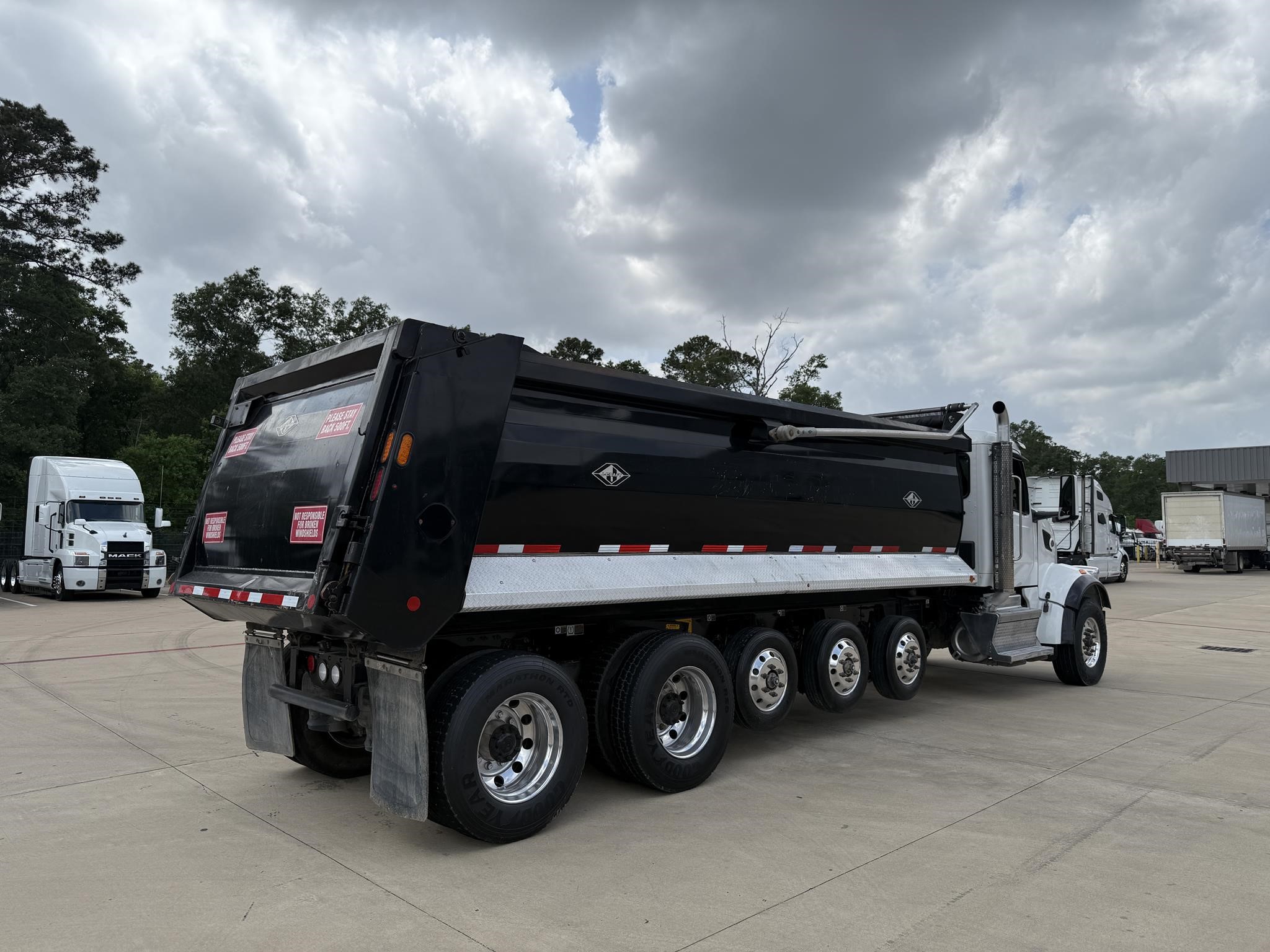 2023 PETERBILT 567 - image 5 of 6