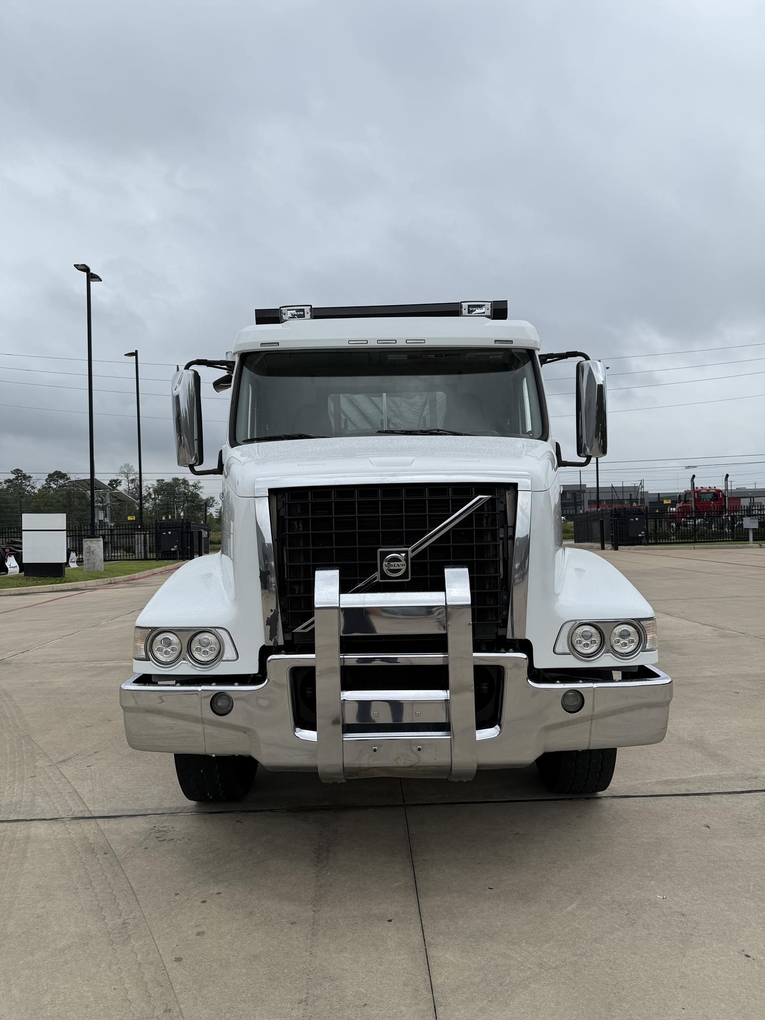 2019 VOLVO VHD64B300 - image 2 of 6