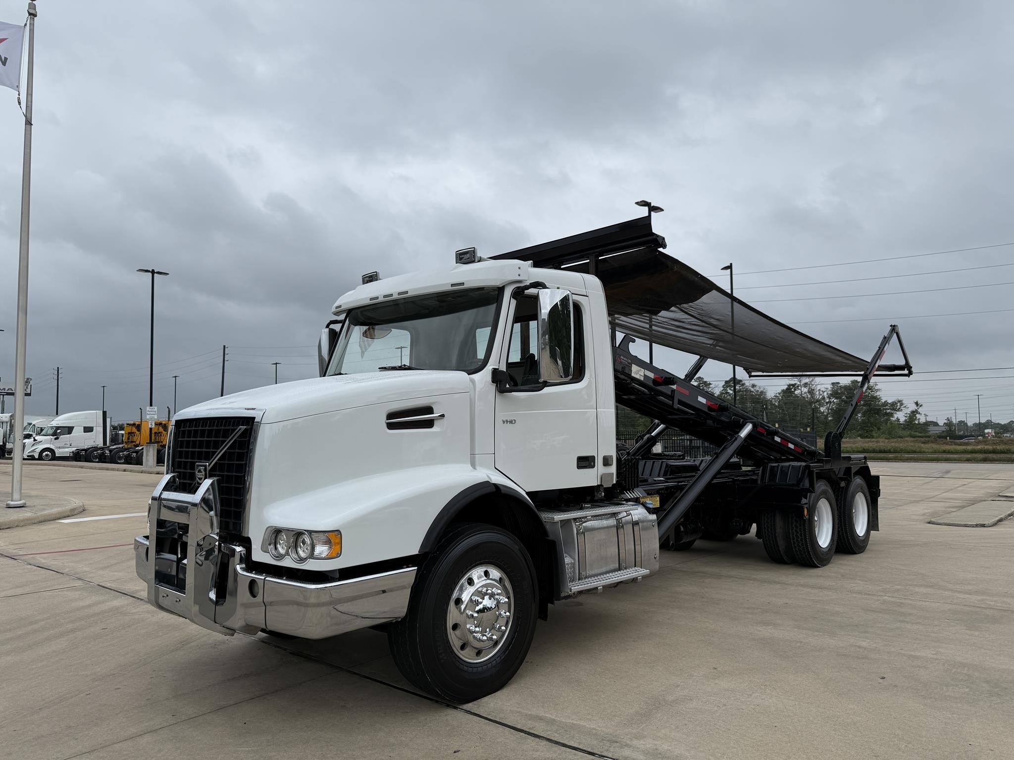 2019 VOLVO VHD64B300 - image 1 of 6