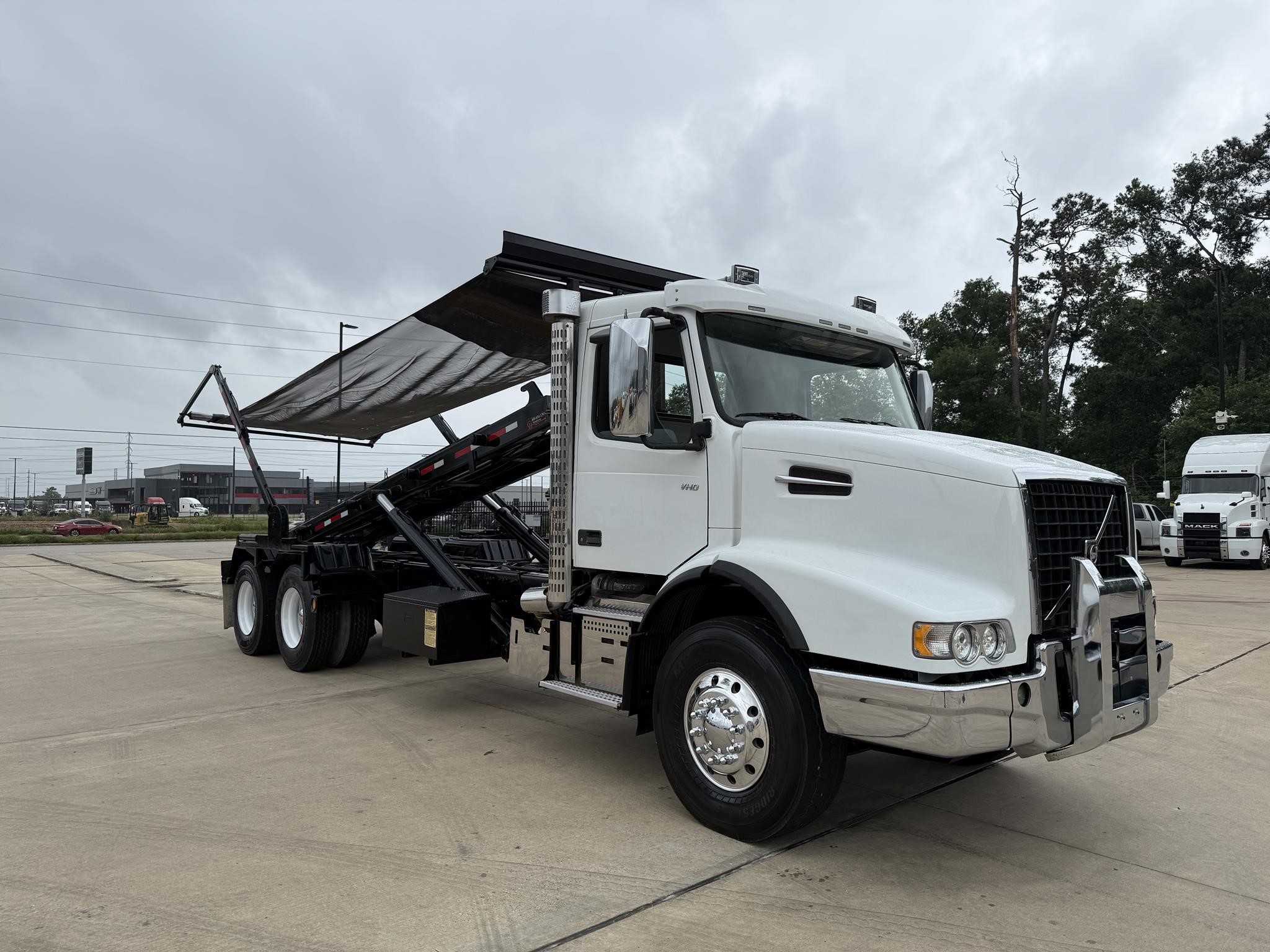 2019 VOLVO VHD64B300 - image 3 of 6