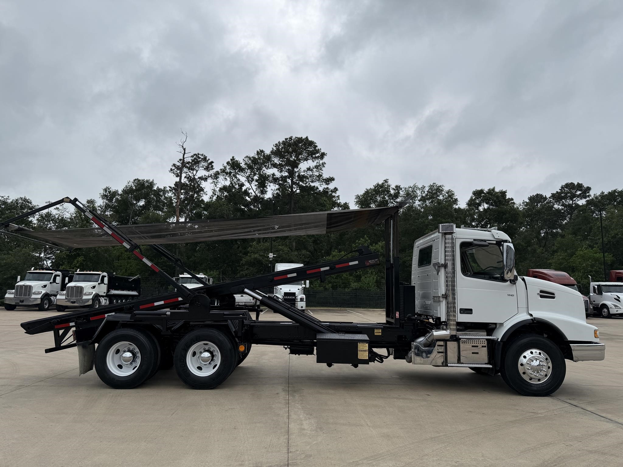 2019 VOLVO VHD64B300 - image 4 of 6